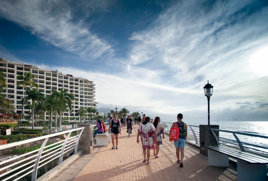 Personas caminando en el malecón de Puerto Vallarta