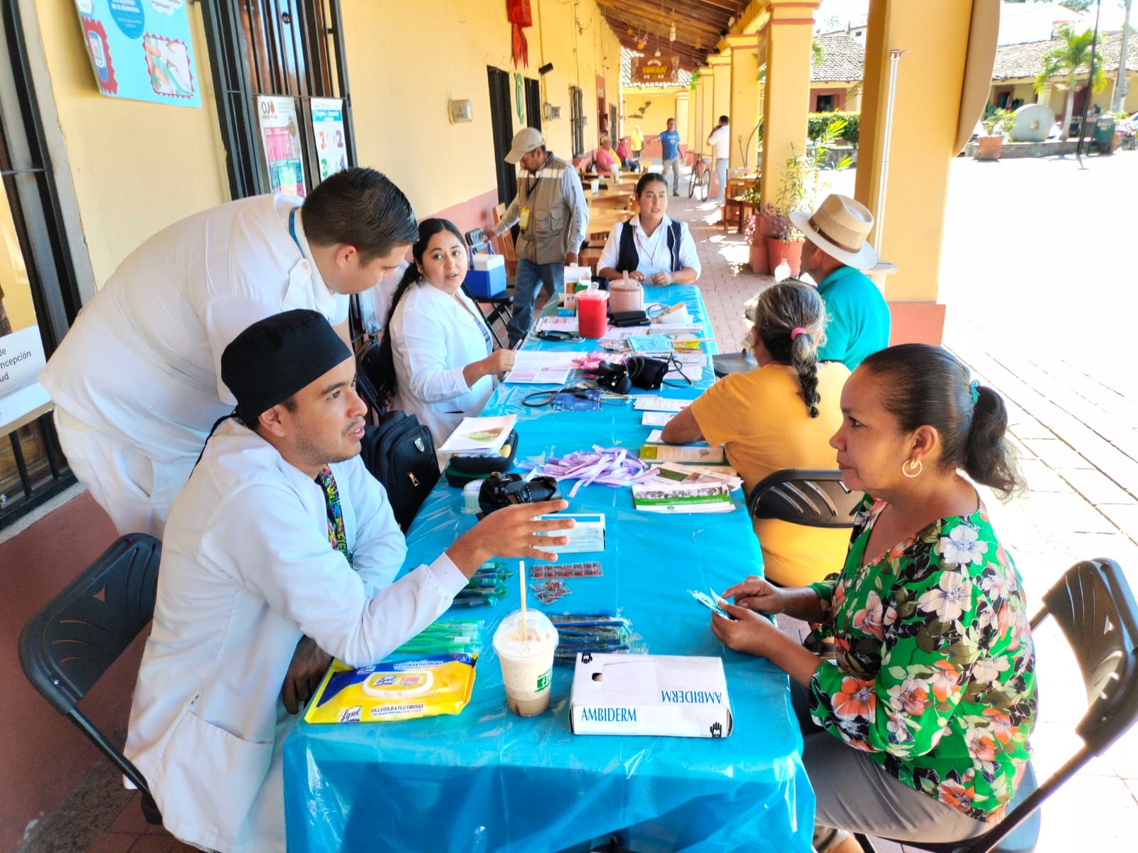 Personas en módulo de la Feria de la Salud en el Tuito