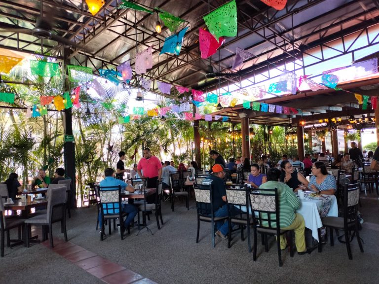 Personas reunidas en restaurante por evento de Canirac