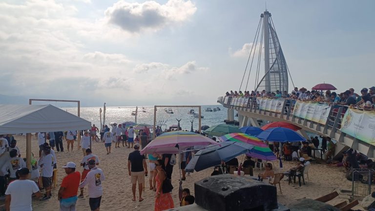 Playa concurrida por torneo de pesca