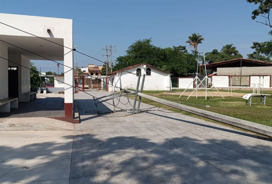 Poste caído en la unidad deportiva Bobadilla