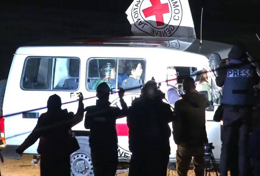 Rehenes liberados siendo transportados por la Cruz Roja