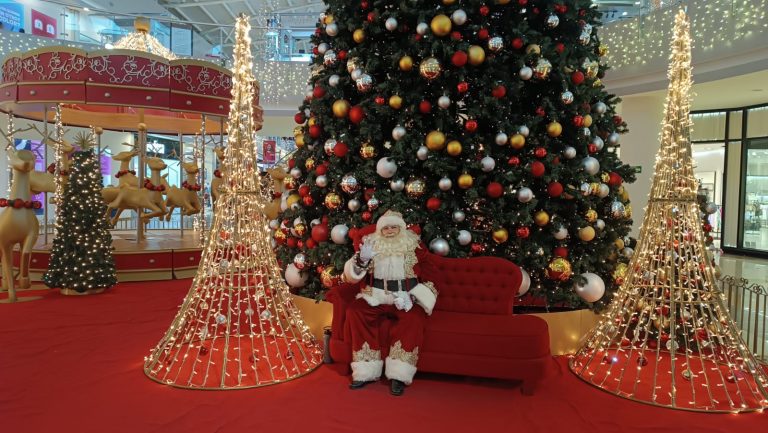 Santa Claus en la villa navideña