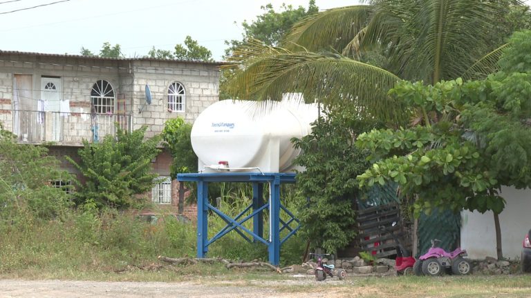 Tanque de agua instalada y en desuso