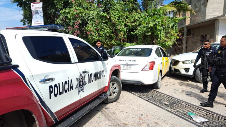 Taxi arrinconado entre auto y patrulla