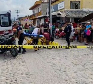 Colisionan taxi y motociocleta