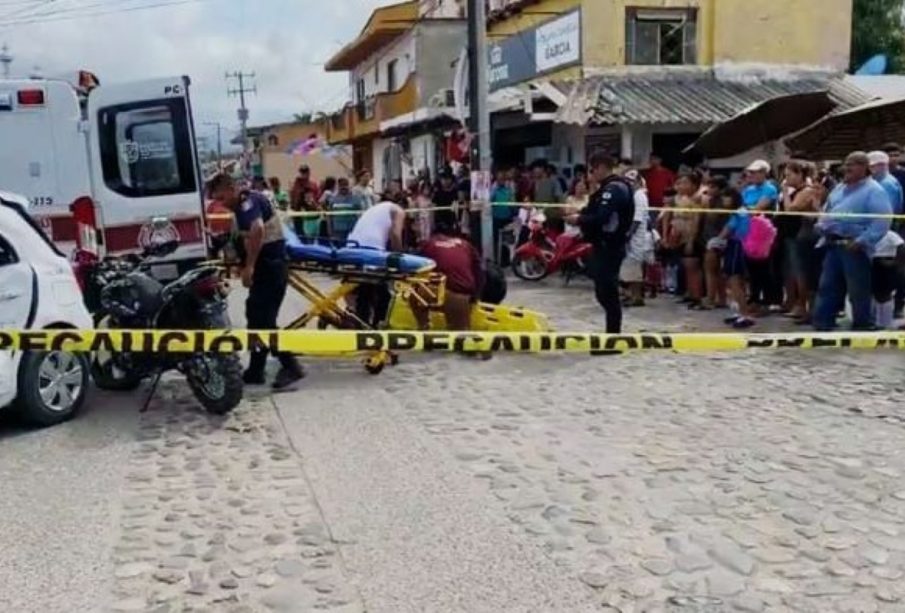 Colisionan taxi y motociocleta