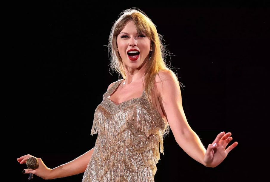 Taylor Swift entre sonriendo y sorprendida