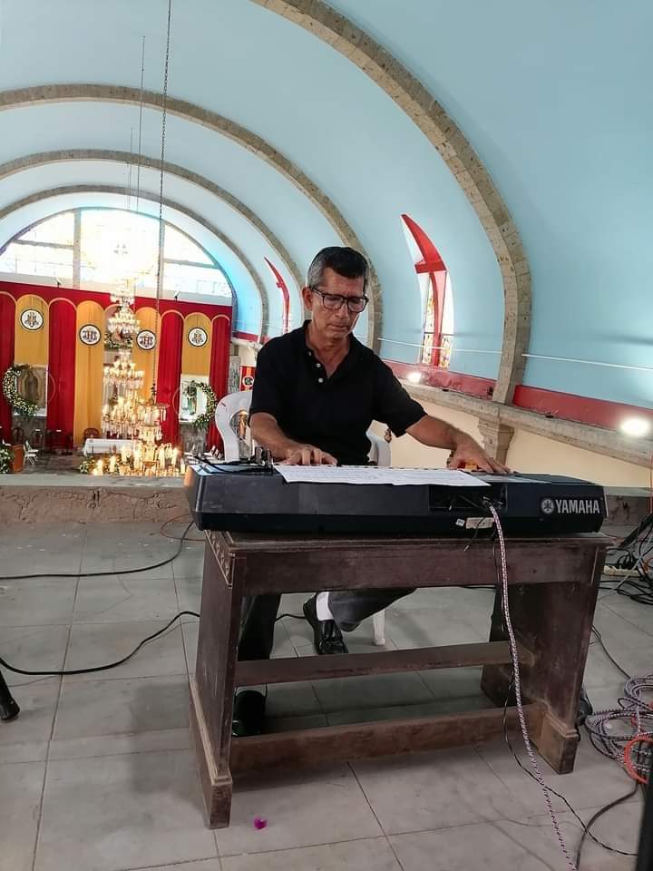 Tomás Alberto Mojica Elísea tocando piano