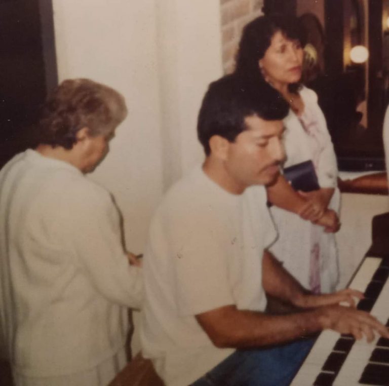 Tomás Alberto Mojica Elísea tocando piano de joven