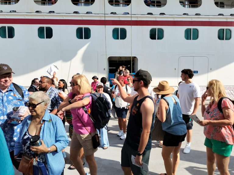 Turistas bajando de crucero