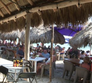 Turistas en playas de Bucerías