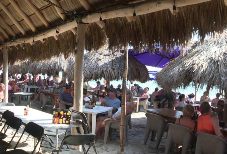 Turistas en playas de Bucerías