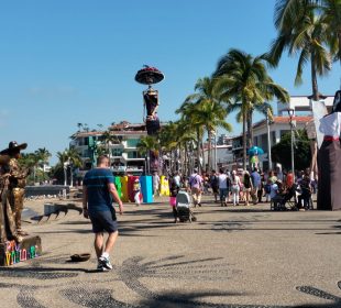 Turistas paseando en Malecón vallartense