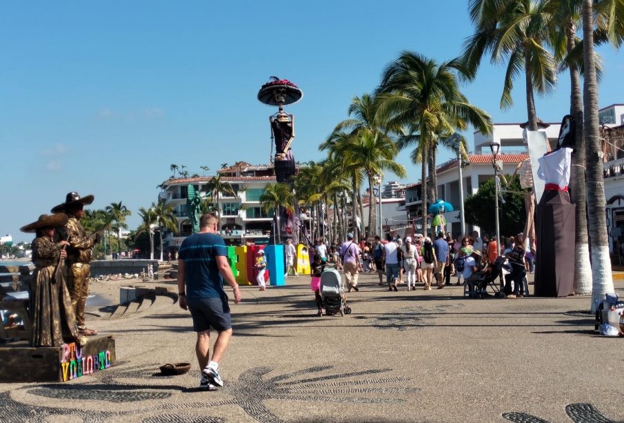 Turistas paseando en Malecón vallartense