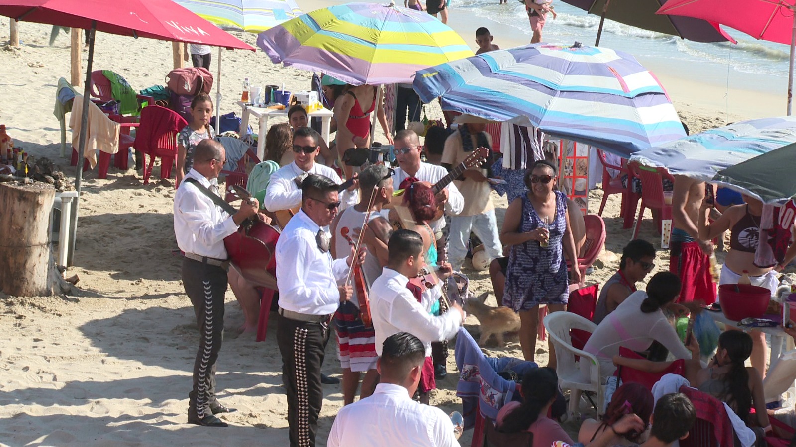 Turistas y vendedores ambulantes en playa