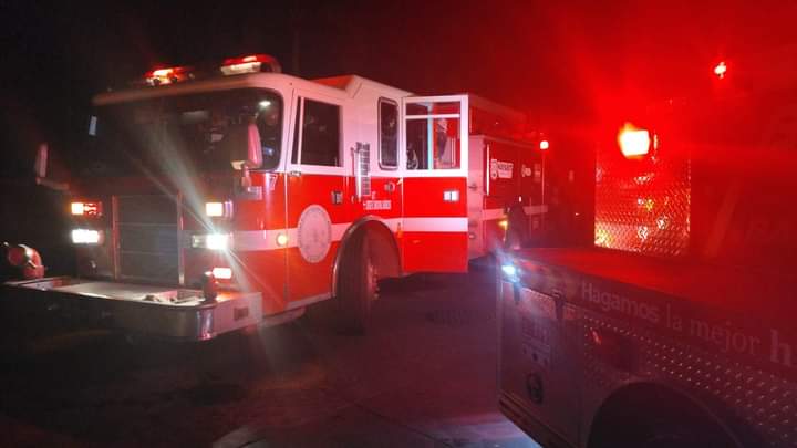 Unidades de bomberos atendiendo emergencia