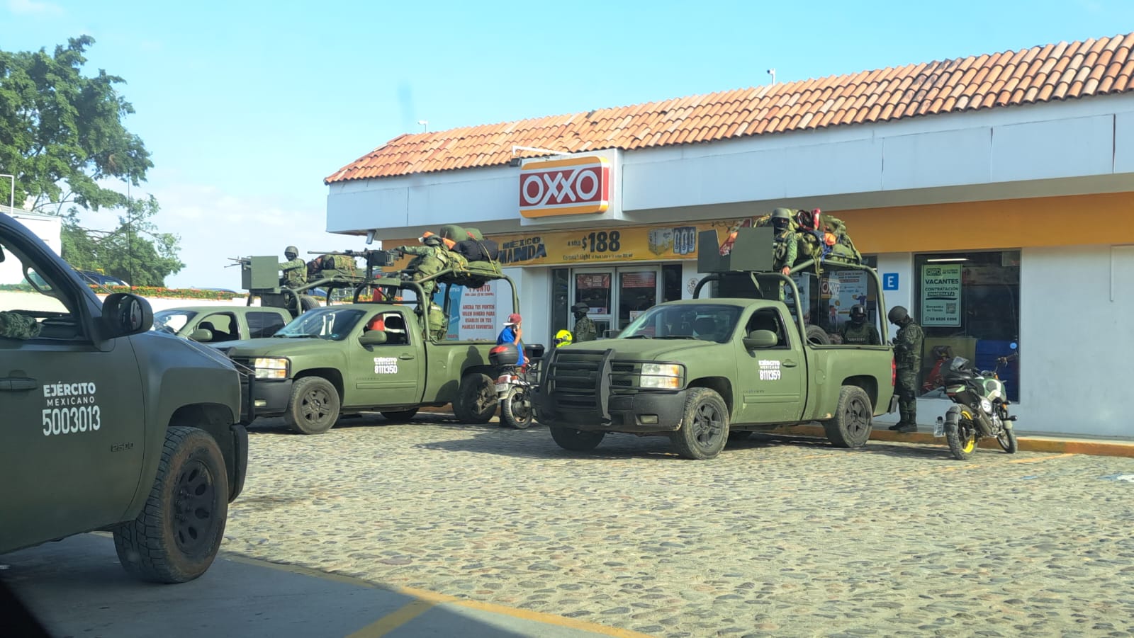 Unidades del Ejército en tienda de conveniencia