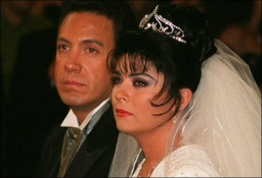 Omar Fayad y Victoria Ruffo el día de su boda.