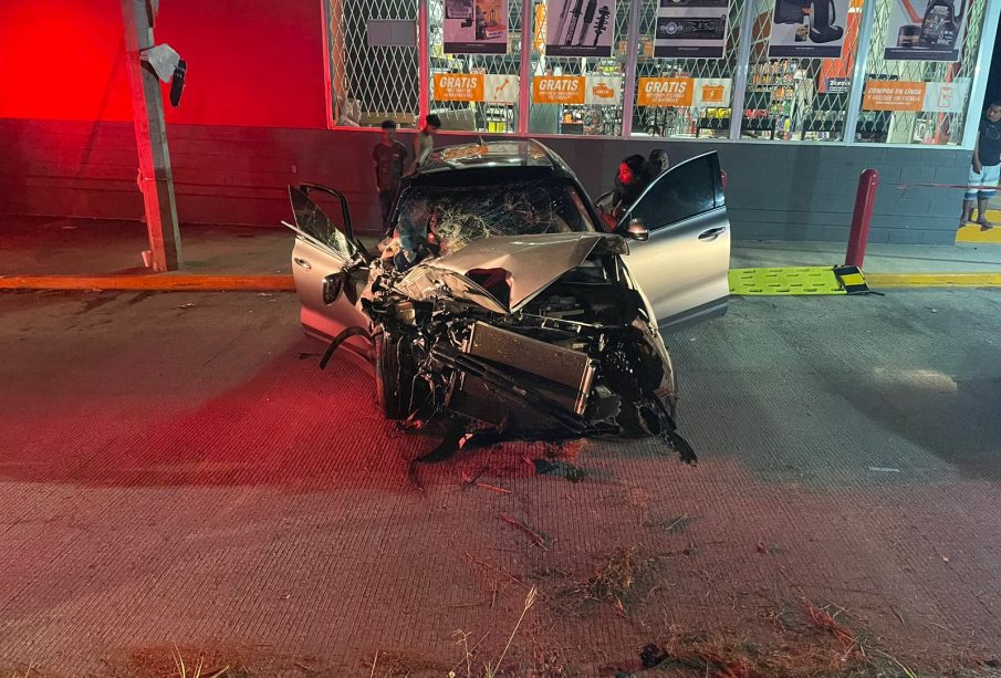 Vehículo destrozado tras accidente