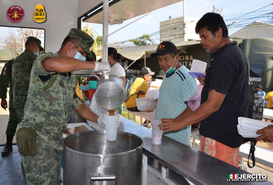 Soldados entregan alimentos.