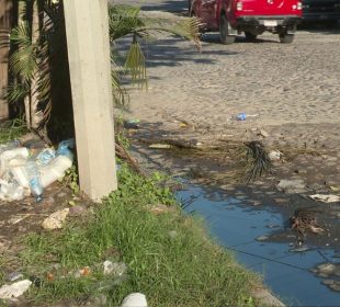 Aguas negras en calle de la colonia Barrio Santa María