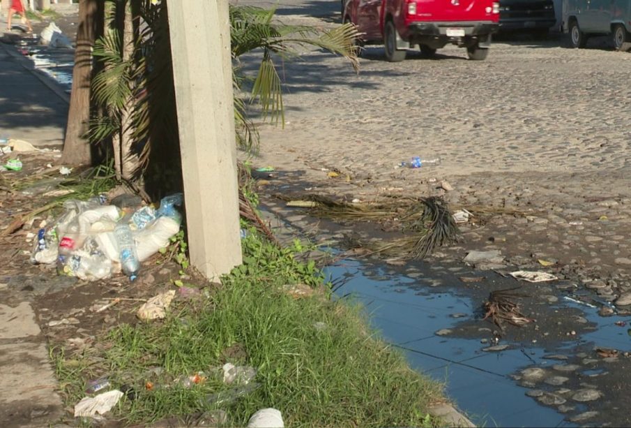 Aguas negras en calle de la colonia Barrio Santa María