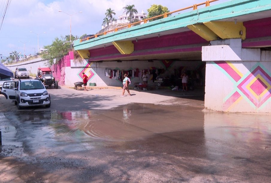 Aguas negras en Avenida