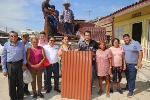 Miguel Ángel Silva con habitantes de Cabo Corrientes