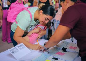 Mujer registrándose