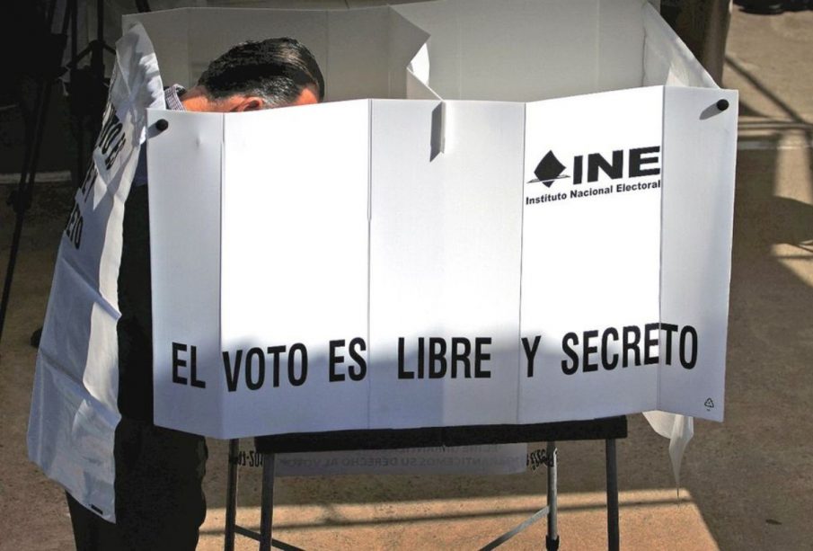 Ciudadano acude a votar a las urnas