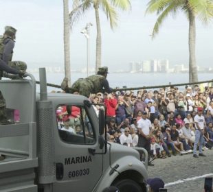 Desfile revolucionario en el centro de Vallarta