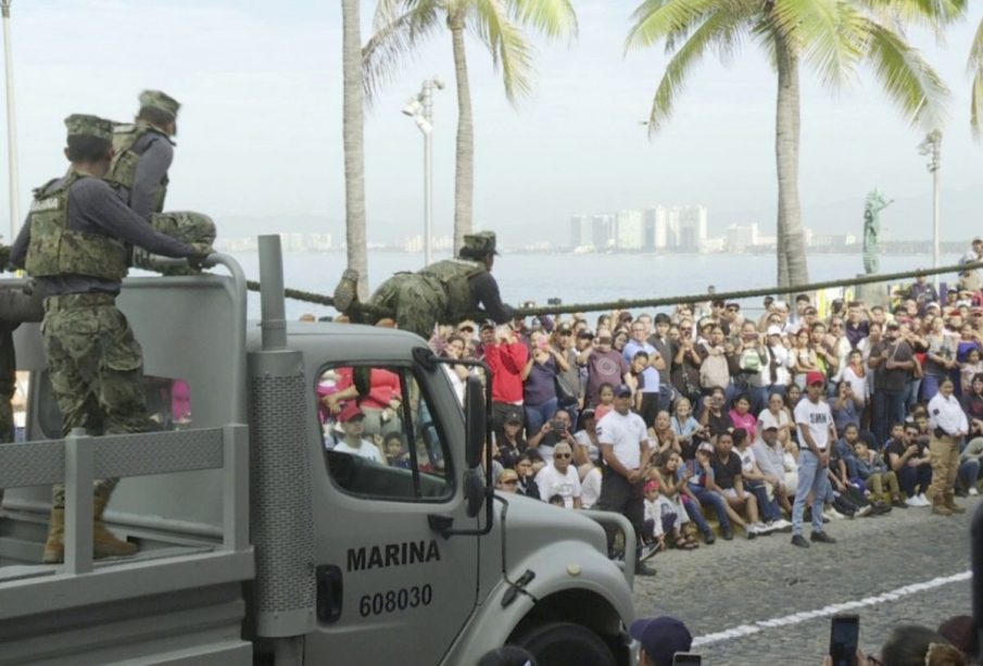 Desfile revolucionario en el centro de Vallarta