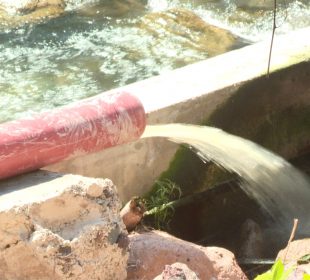 Chorro de aguas negras cayendo en el Río Cuale