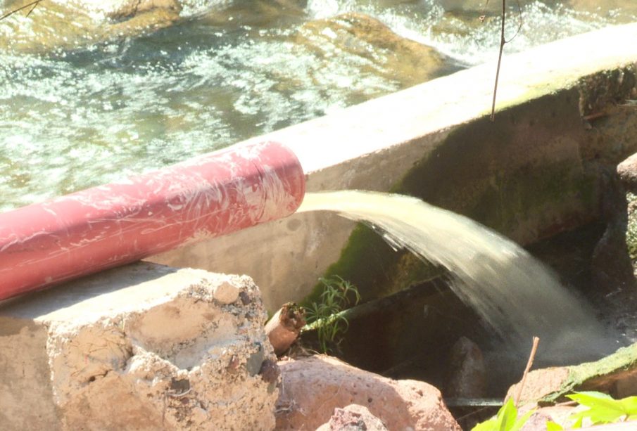 Chorro de aguas negras cayendo en el Río Cuale