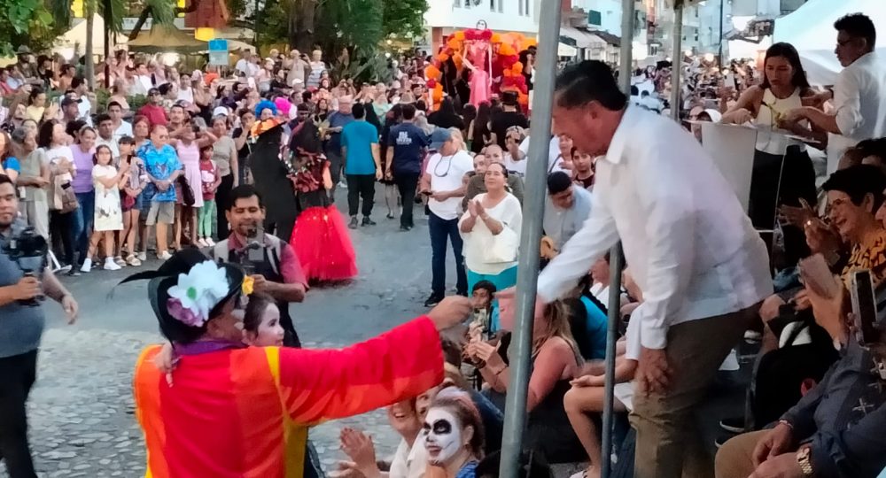 Alcalde Michel en desfile de Muertos en Puerto Vallarta