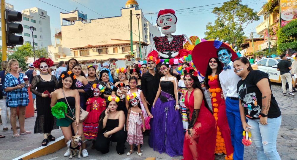 Participantes del desfile de Muertos en Puerto Vallarta