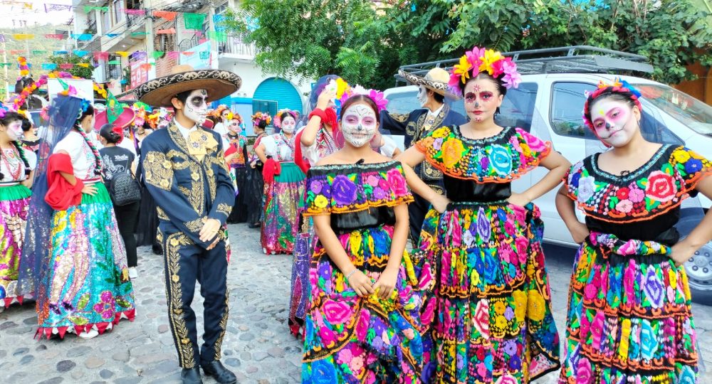 Catrinas en desfile de Muertos en Puerto Vallarta