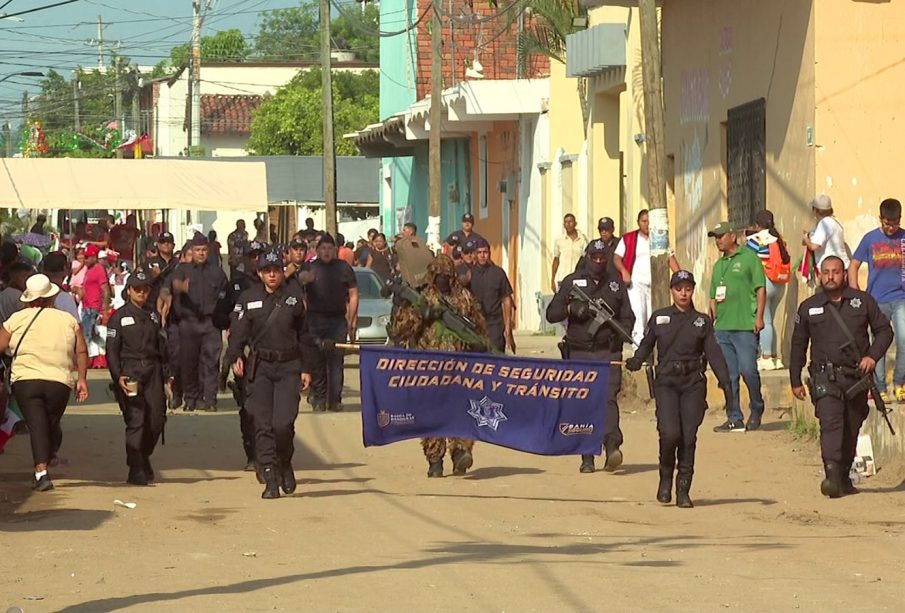 Desfile revolucionario en Bahía de Banderas