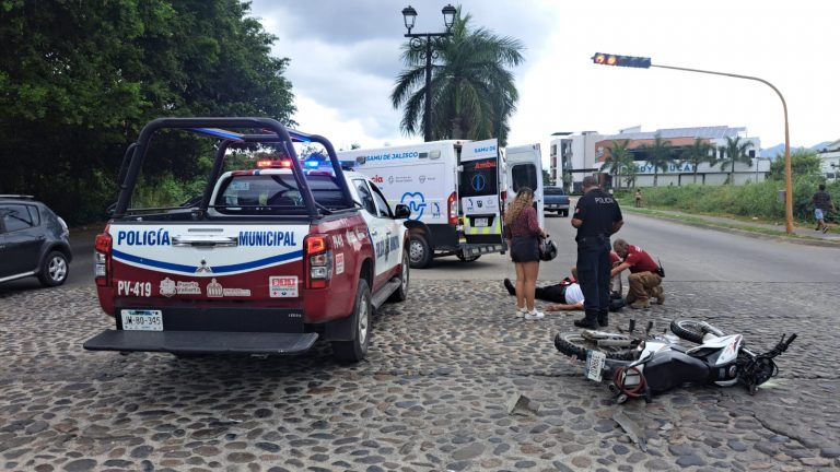 elementos de seguridad y emergencia atendiendo a motociclista lesionado por accidente