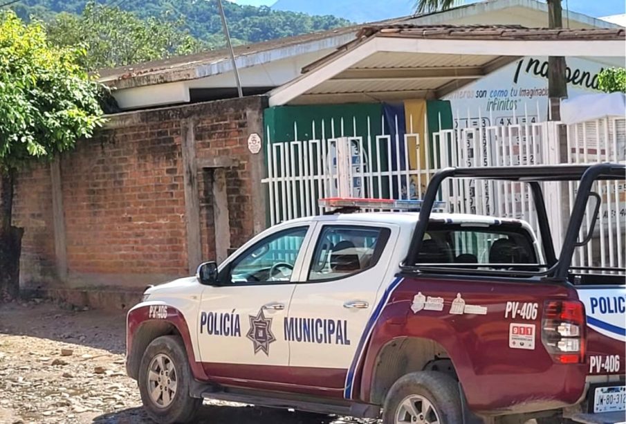 Policías atienden incidente en escuela