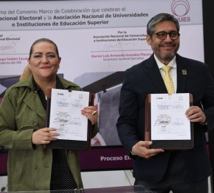 Guadalupe Taddei Zavala y Luis Armando González tras firma del convenio