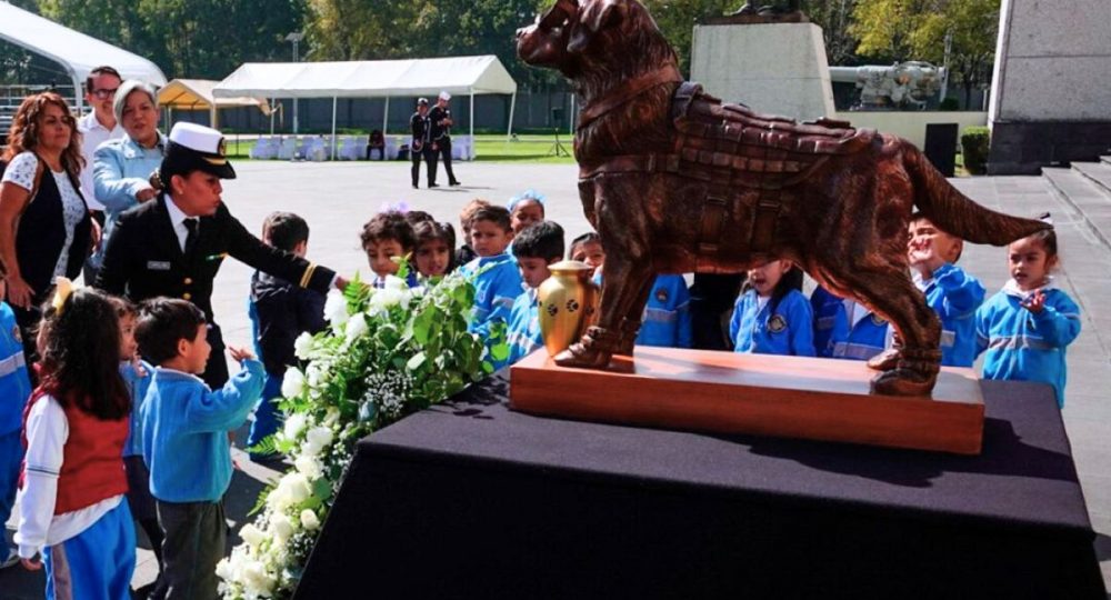 Estatua de Frida, perrita rescatista