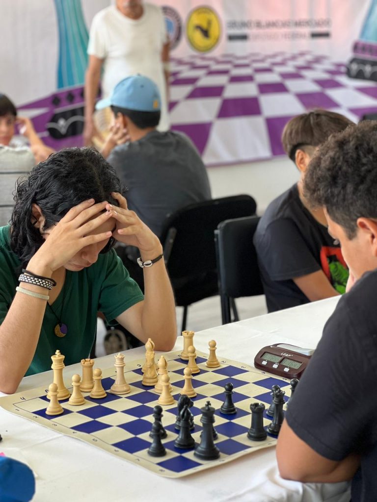 Jóvenes jugando ajedrez