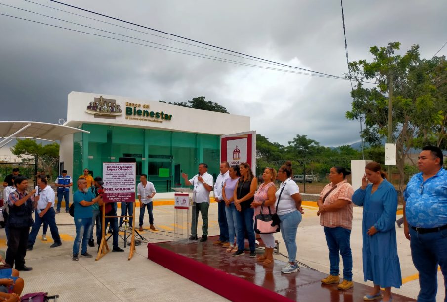 Inauguración de calle pavimentada junto al Banco del Bienestar