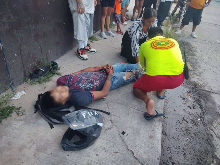 joven accidentado siento atendido por paramédico