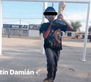 Martín Damián con un trofeo de futbol