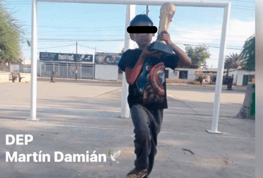 Martín Damián con un trofeo de futbol