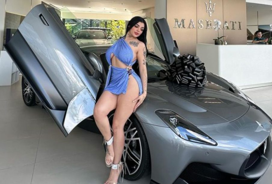 Karely Ruiz con nuevo auto