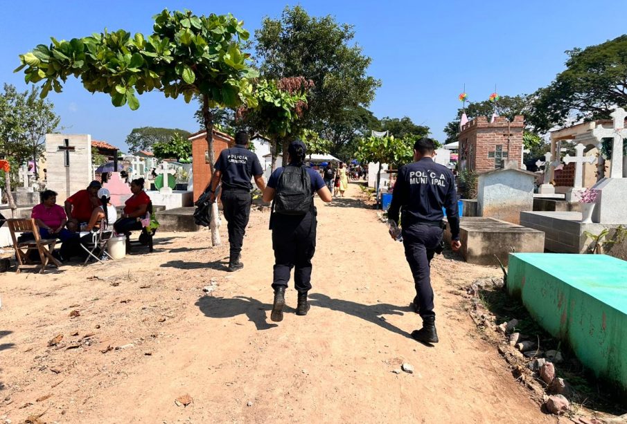 Agentes de policía en panteón de Puerto Vallarta